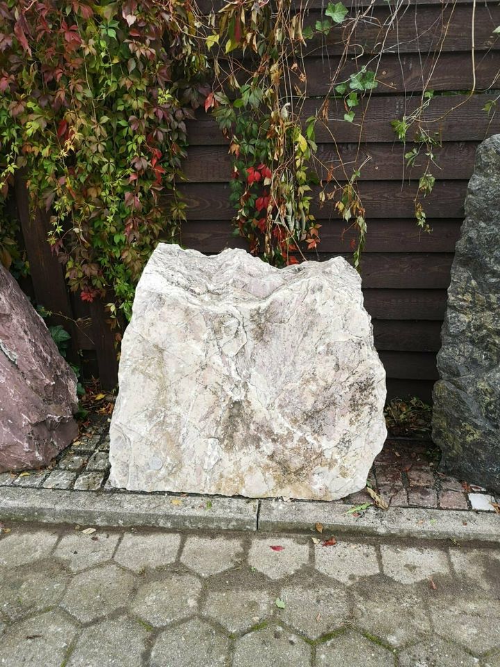Exklusive Naturstein Unikate Findlinge Monolithen Quellsteine, in Hammoor