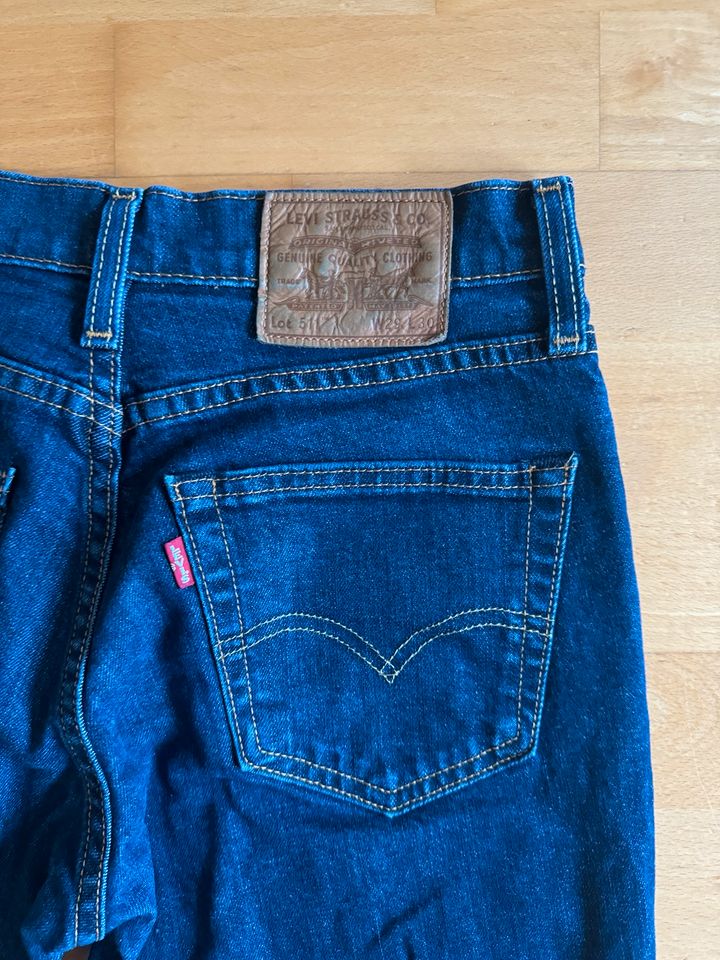 Levi’s Jeanshose Herren-Jeans neuwertig Größe W29 L30 dunkelblau in Unterföhring