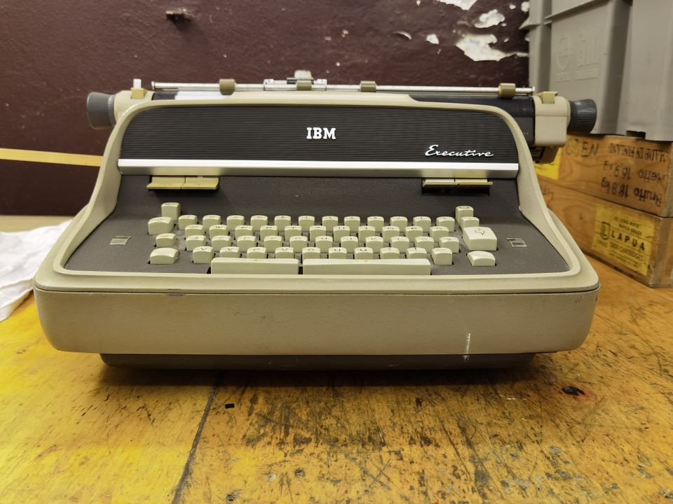 Elektrische Schreibmaschine IBM Executive (1960er Jahre) in Rutesheim  