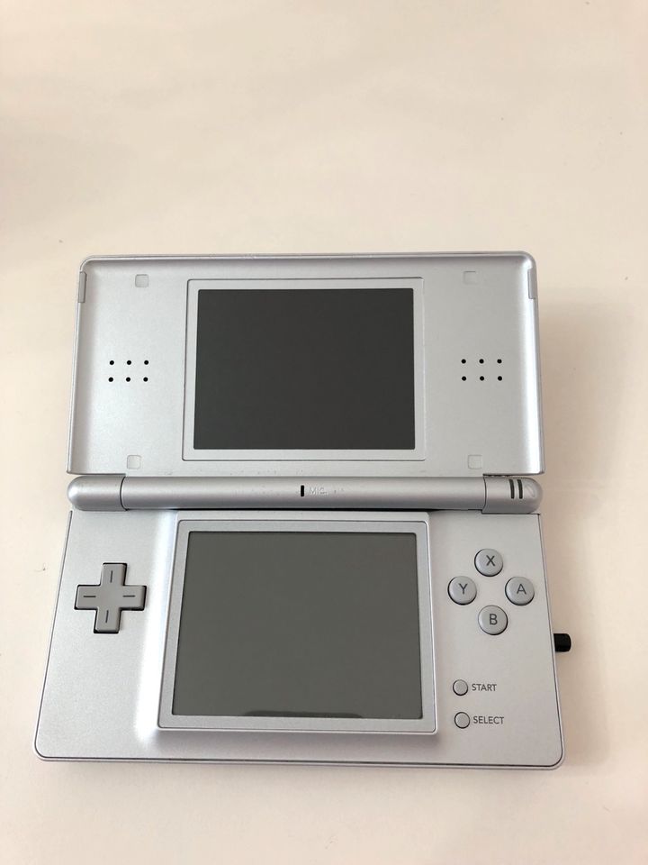 Silber Nintendo Ds lite guter Zustand - inklusive Zubehör in Fürstenfeldbruck