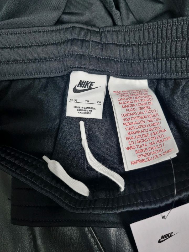 NIKE JOGGING ANZUG!! NEU!! GRÖßE XL! FÜR MÄDCHEN in Bremerhaven