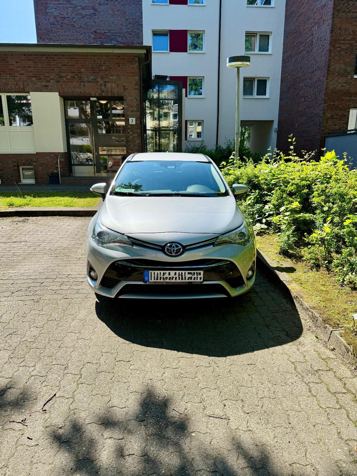 Abbildung des Autos Toyota Avensis 1,6-I-D-4…
