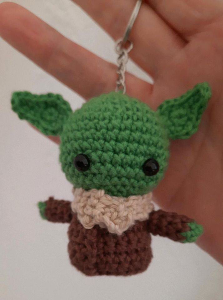 Stofftier, Baby-Yoda, Amigurumi, Schlüsselanhänger, Handarbeit in Burgrieden