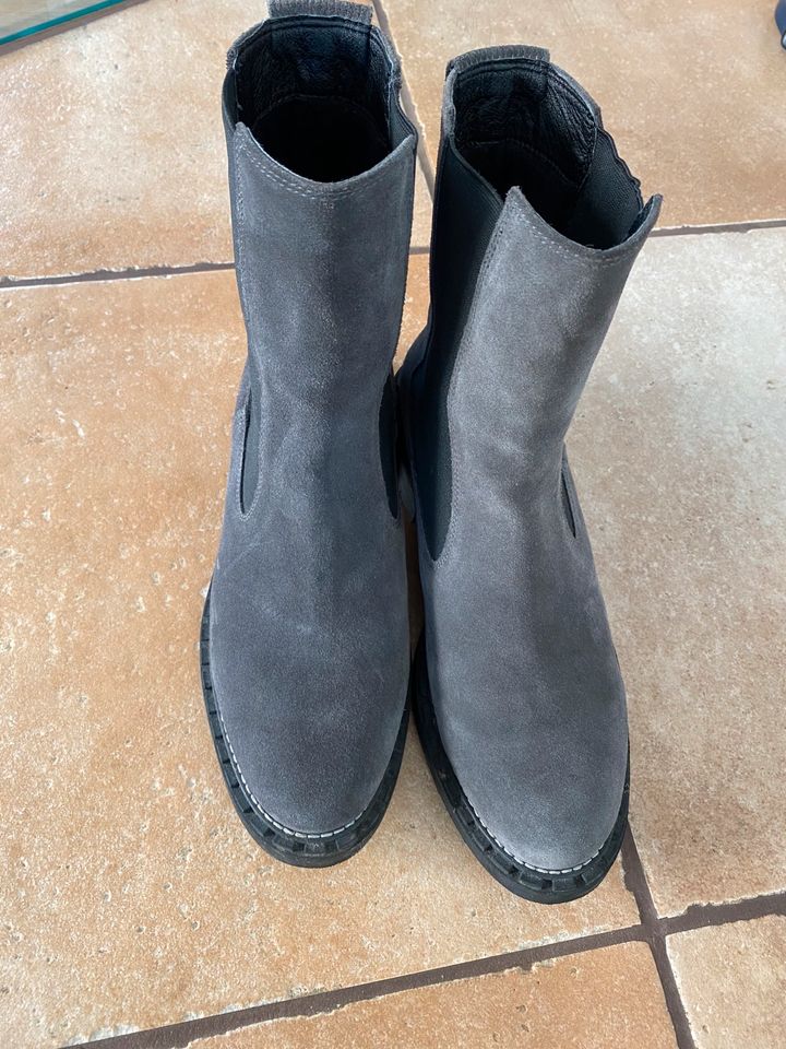 Stiefeletten Stiefel TAMARIS grau Wildleder neuwertig! Gr 41 in  Nordrhein-Westfalen - Gummersbach | eBay Kleinanzeigen ist jetzt  Kleinanzeigen