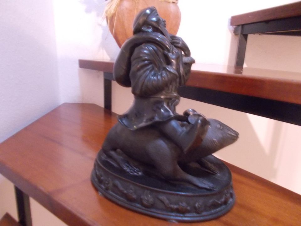Alte asiatische Bronzefigur Bauer mit Reissack auf Ratte sitzend in Kassel