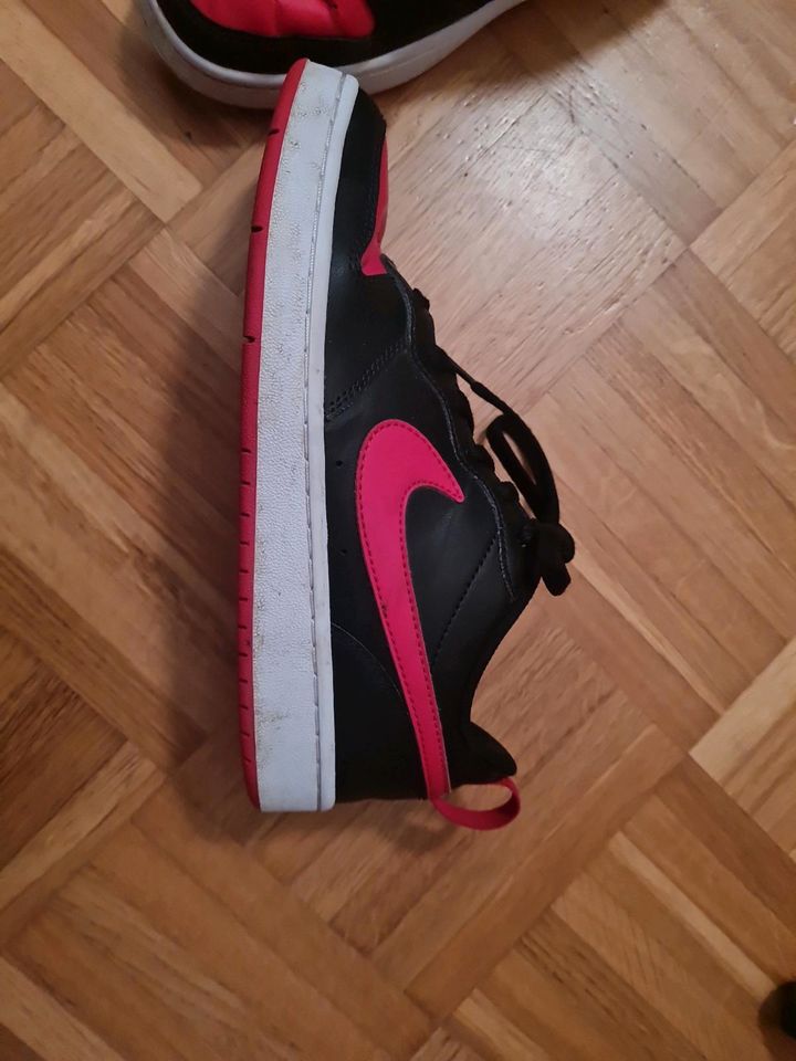 Nike Schuhe, Turnschuhe, Sportschuhe rot schwarz in Grevenbroich