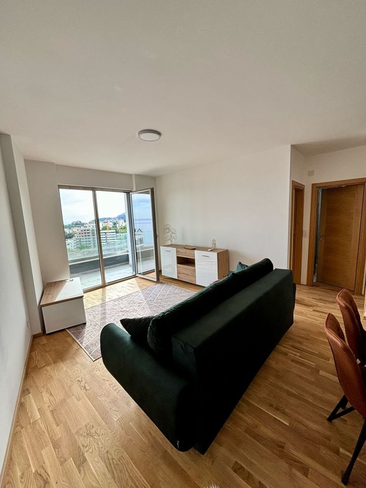 Apartment mit zwei Schlafzimmern und Meerblick in Becici in Köln