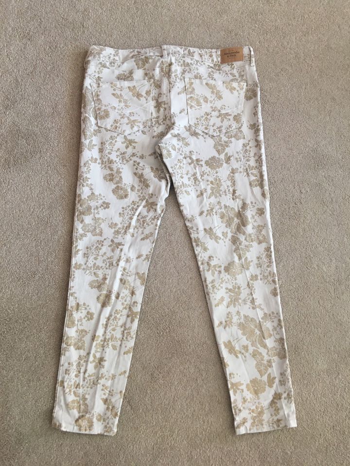 Jeans 7/8 v.Abercrombie &Fitch in Creme mit goldenen Blumen,Gr.40 in Berlin