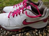Nike Schuhe Sportschuhe Hallenschuhe Sneaker Gr.41 Neuwertig Hessen - Biebergemünd Vorschau