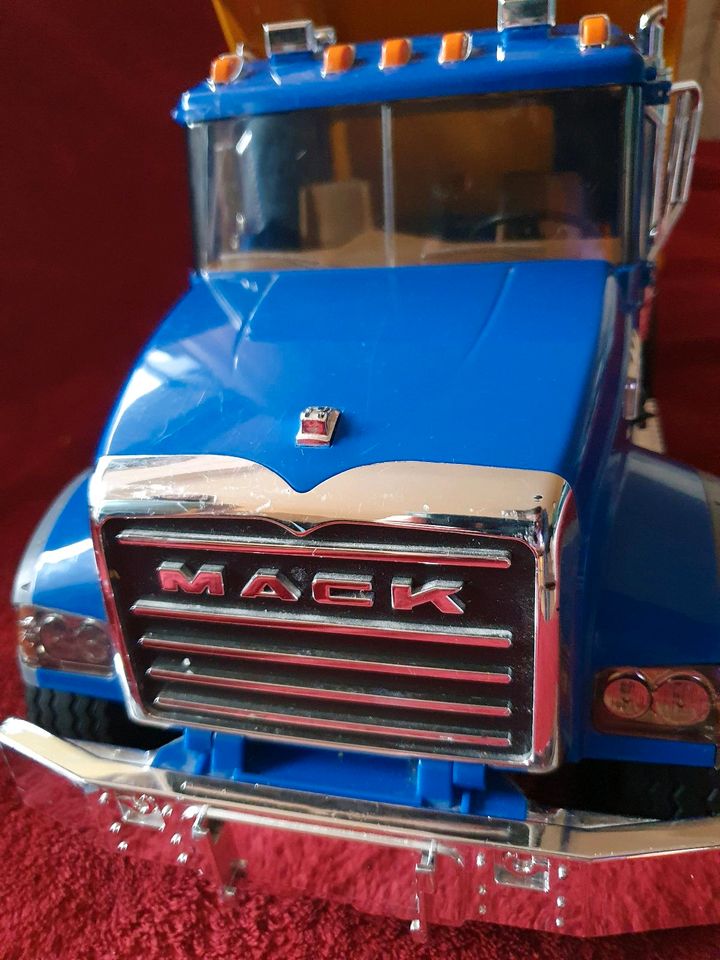 Truck BRUDER Mack Granite *Top* in Düsseldorf