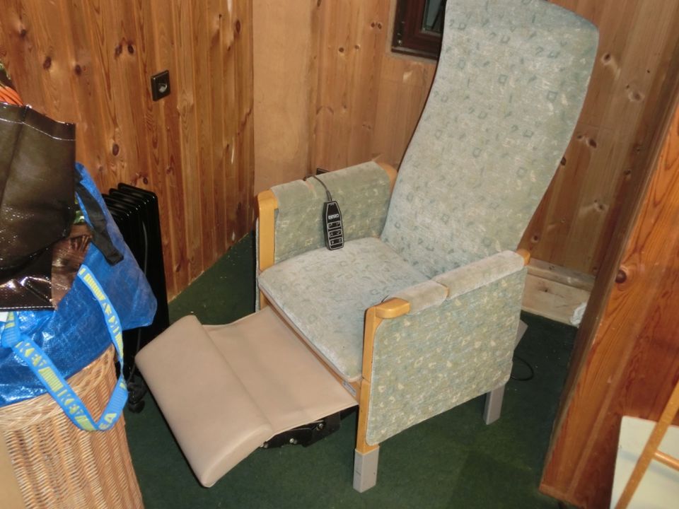 Elektrisch verstellbarer kompakter Sessel incl.aufstehhilfe in Starnberg