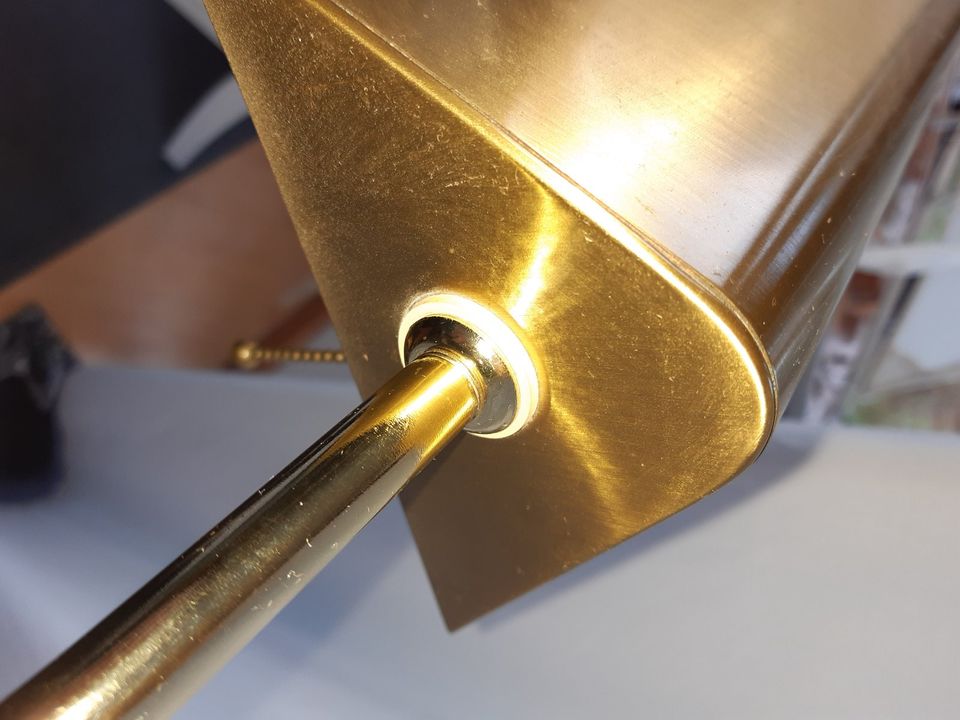 Stehlampe Goldfarbendes Metall - Lampenschirm zum Einstellen. in Hamburg