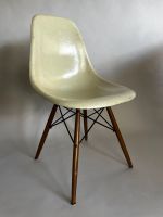 Herman Miller Fiberglas Schale in ochre light mit Holz-Gestell Vitra Charles Eames Design Hessen - Offenbach Vorschau