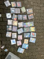 Eine Kiste mit mehr als 30 CDs und DVDs. Nordrhein-Westfalen - Bottrop Vorschau
