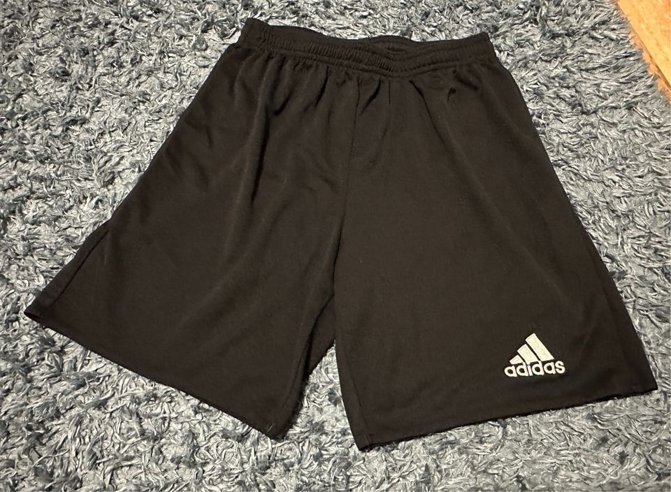 Kurze Adidas Short in Nürnberg (Mittelfr)