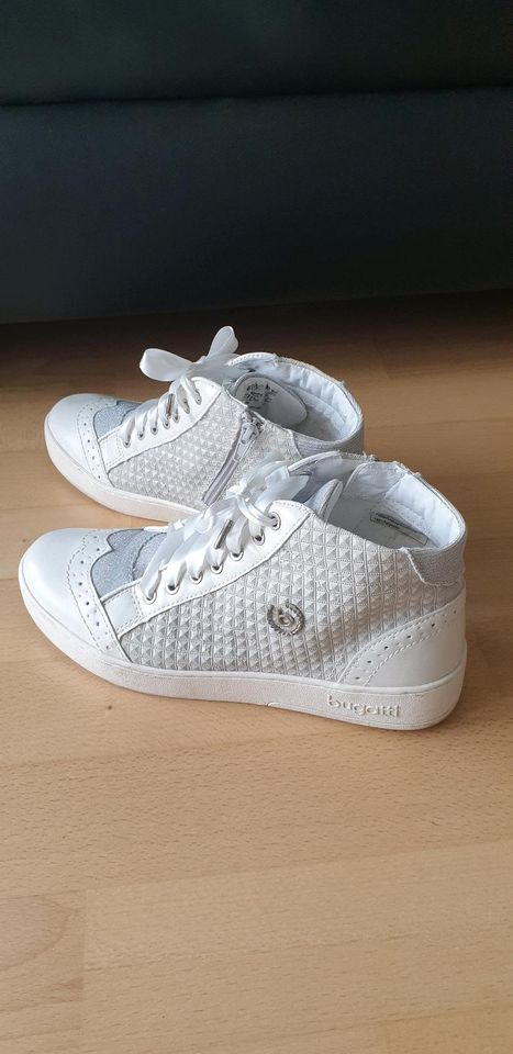 Sehr schöne Bugatti Sneaker, weiß in Tamm