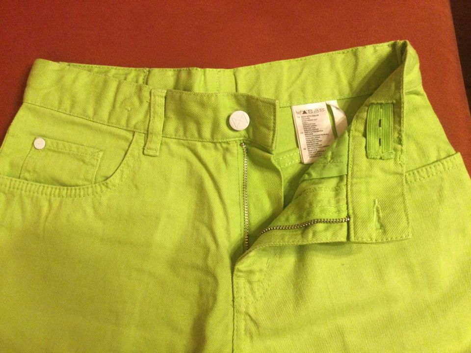 Shorts, kurze Hose, Bermuda, H&M 152, verstellbar, hell grün in Niederkrüchten