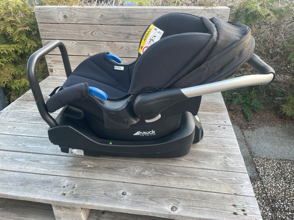 Babyschale mit Isofix Dockingstation in Halle