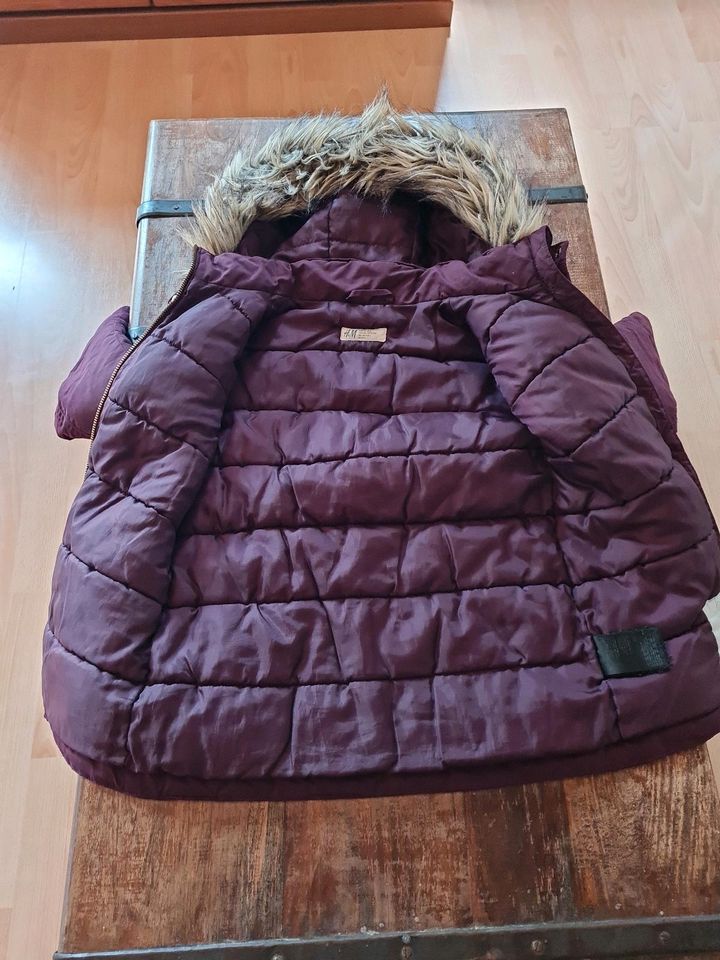 Winter Jacke Gr. 116 H&M berry dunkellila gefüttert Fellmütze in Langenfeld