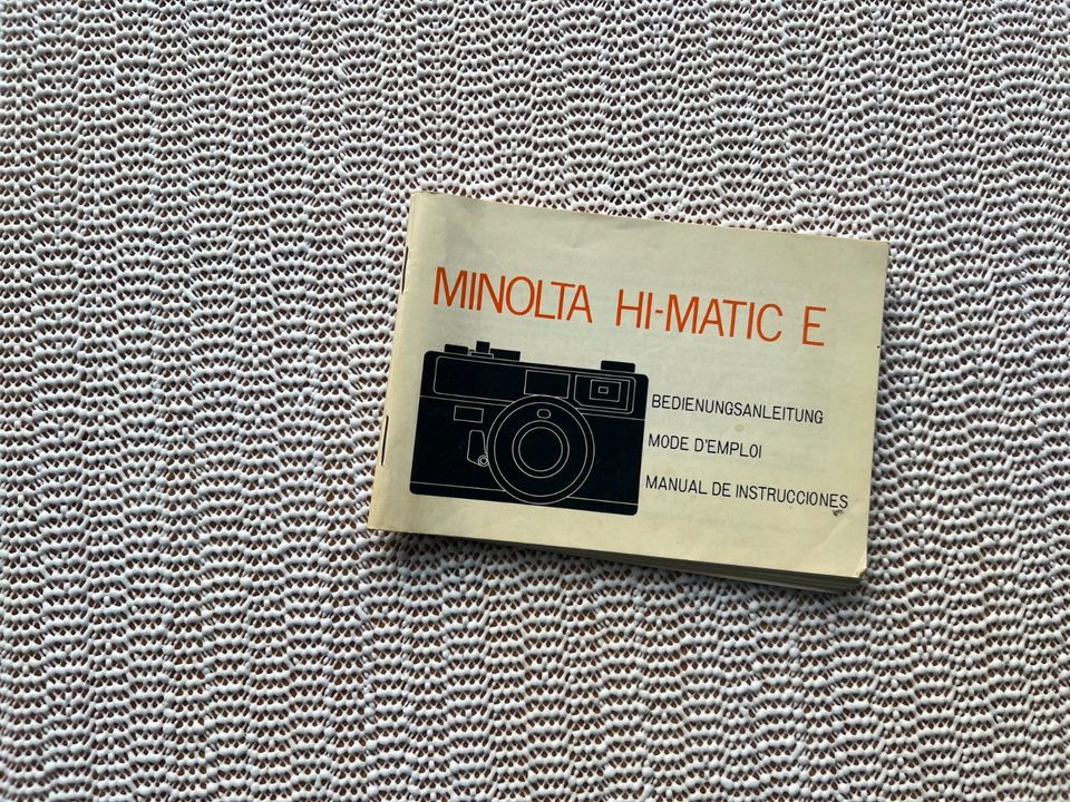 Minolta HI-Matic E Kamera, schwarz mit Ledercase *Vintage* in Schotten