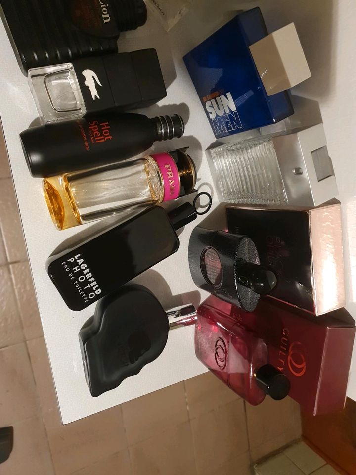 Verschiedene leere parfüm flakons flaschen in Langgöns