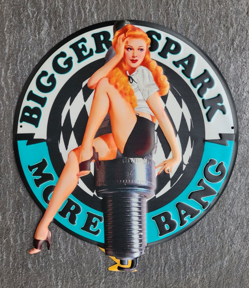 Blechschild Frau Pin Up Zündkerze Bigger Spark More Bang NEU in Bissendorf