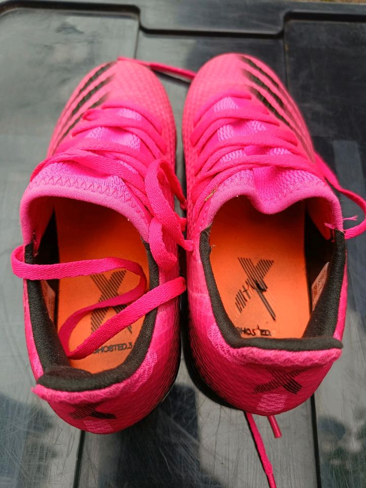 Adidas Fußballstollenschuhe gr. 32 pink in Neustadt