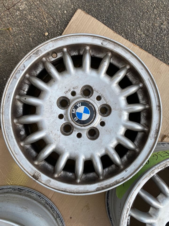 BMW E36 Felgen Gullideckel 7x15 is47  1180069-1 in Ortenburg