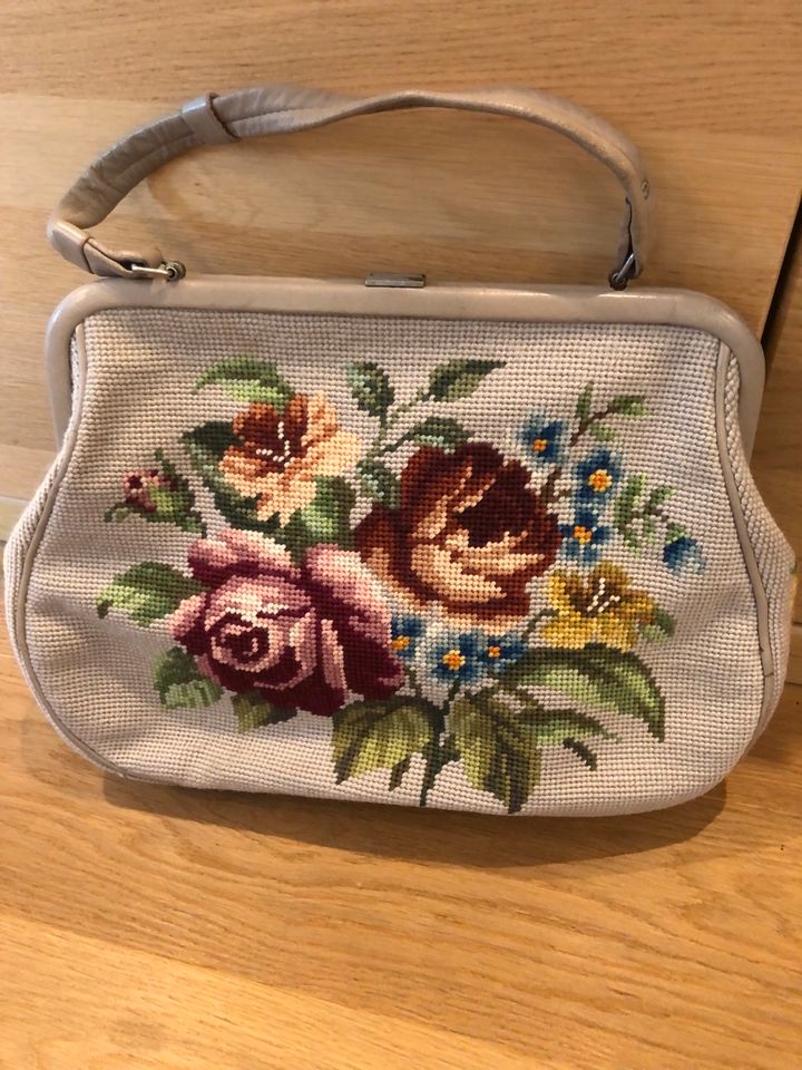 Handtasche Vintage 60er/70er Jahre handbestickte Blumenhandtasche in Brilon