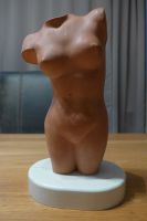 weiblicher Torso Akt Ton Figur mit Standfuß aus Holz Nordrhein-Westfalen - Monheim am Rhein Vorschau