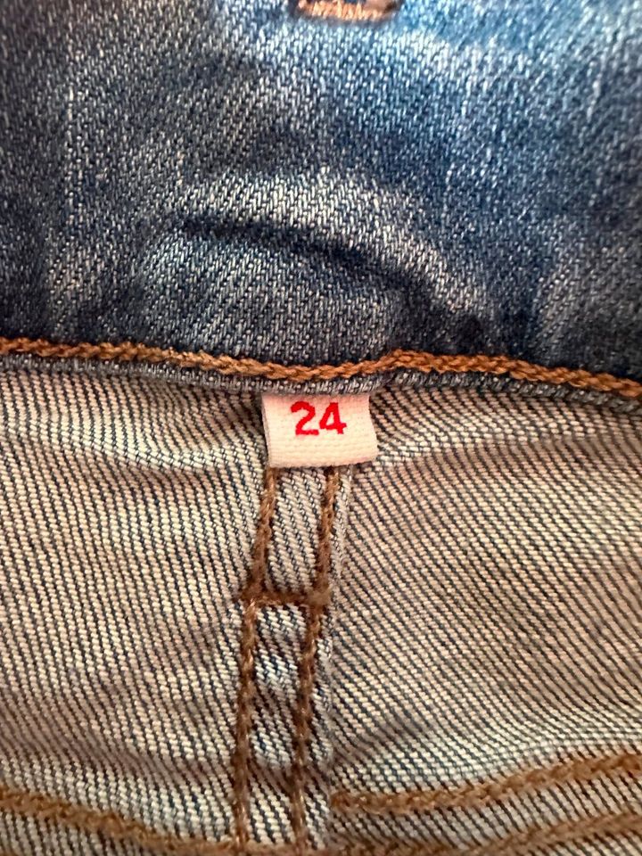 Mädchen-Jeans Levis kurz blau Gr. 24 in Bad Vilbel