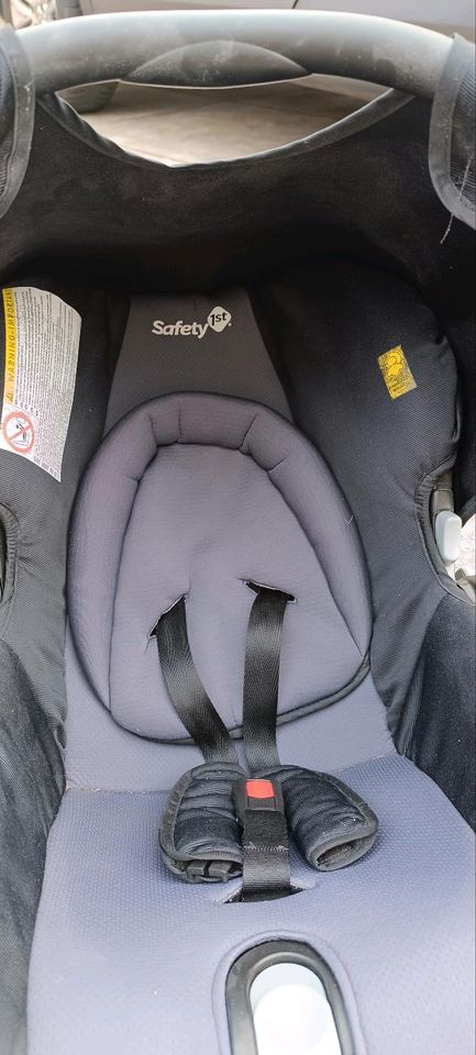 Autositz Babyschale schwarz Kindersitz in Bremerhaven