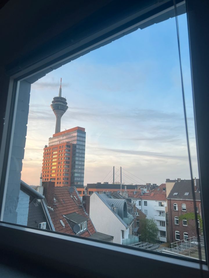 Schöne Wohnung am Rheinturm (Untermieter gesucht, 3 Monate) in Düsseldorf