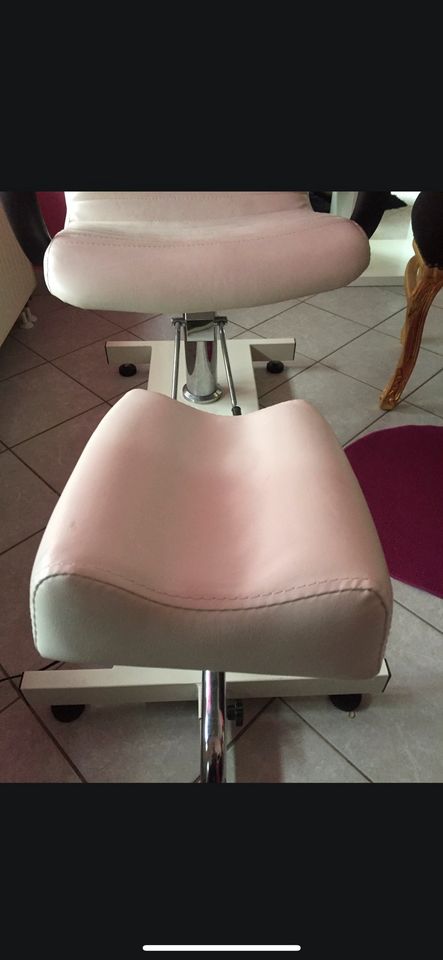 Fußpflege Stuhl weiß Kosmetik Behandlung in Cunewalde
