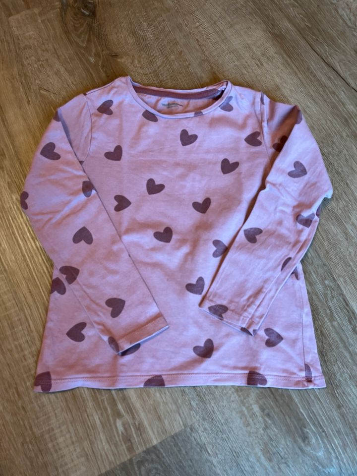 Kleider-Paket / Pullover / Shirt/ Schlafanzug Mädchen Größe 104 in Weyer