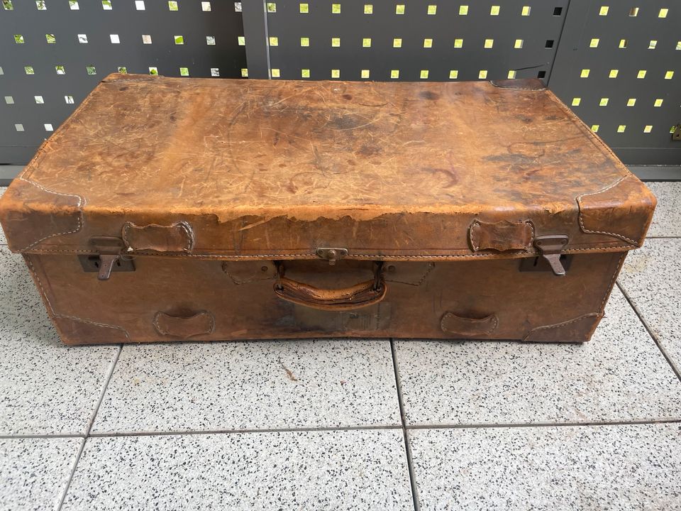 Antiker großer Koffer aus Leder in Göttingen