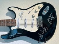 U2  E-Gitarre mit allen Autogrammen - Bono Sammlerstück RAR Essen - Schonnebeck Vorschau