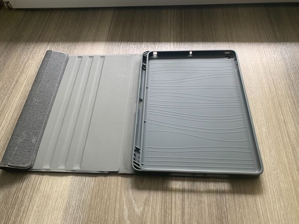 iPad 2019 32GB (7. Generation) + Hülle in Augsburg