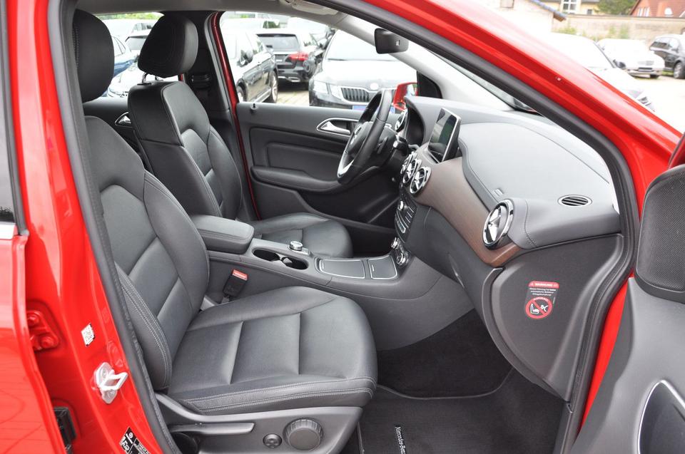 Mercedes-Benz B 250 CGI 7G-DCT LEDER-NAVI-LED-RKAM-KEYLESS GO in Teltow