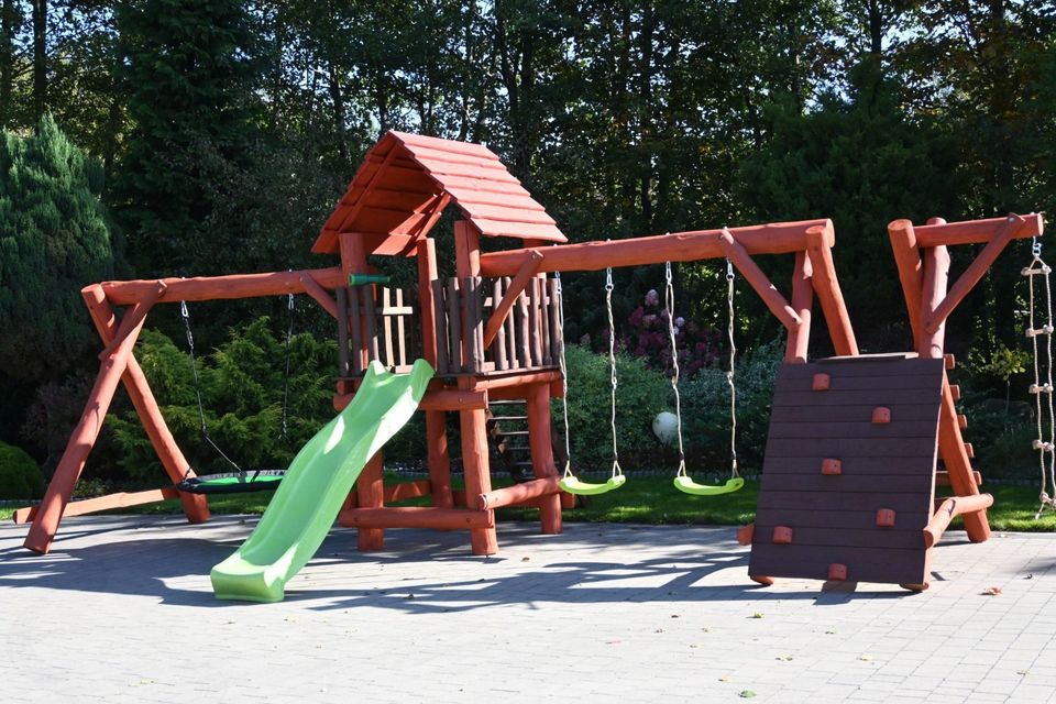 LEON Spielturm Klettergerüst Kletterturm Schaukel Rutsche in Hagen