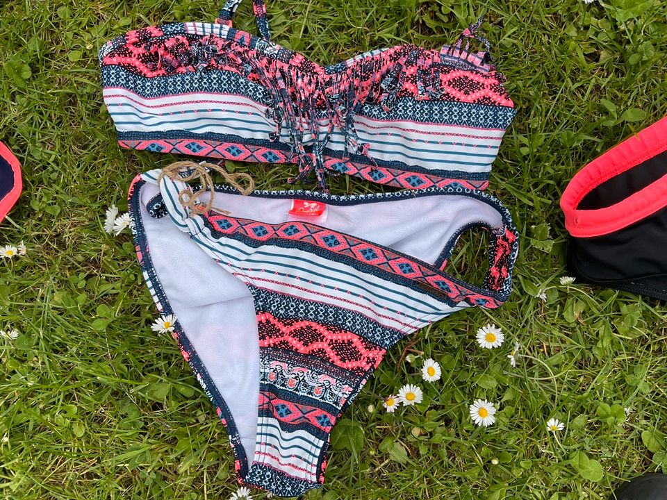 Verschiedene Bikini  Damen Mädchen in Schlier