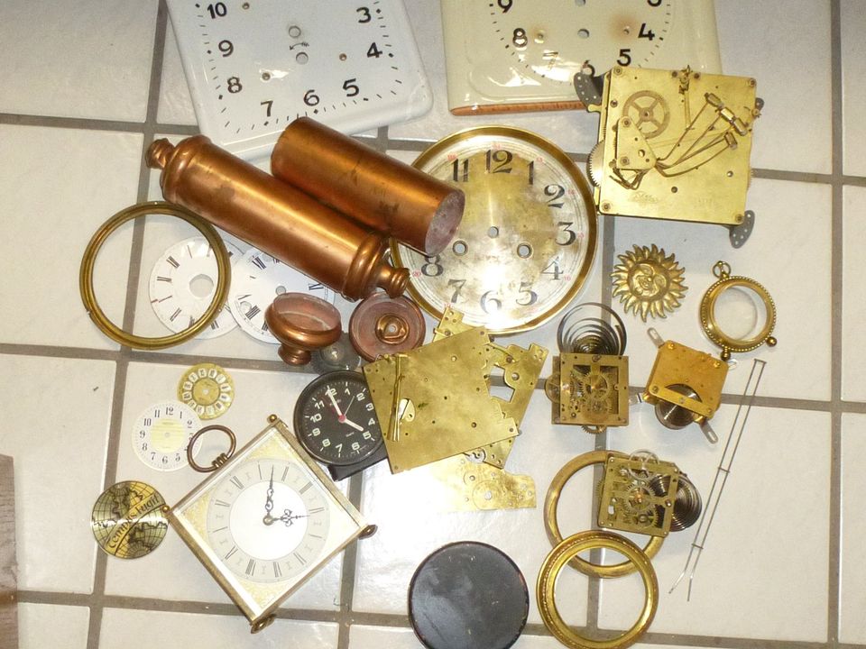 Alte Uhrenteile, Uhrwerke,Zifferblätter,Ersatzteilspender,Bastler in Moers