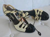 Chanel Leder Pumps mit Schnürung  Gr.37,5 Hessen - Bad Vilbel Vorschau