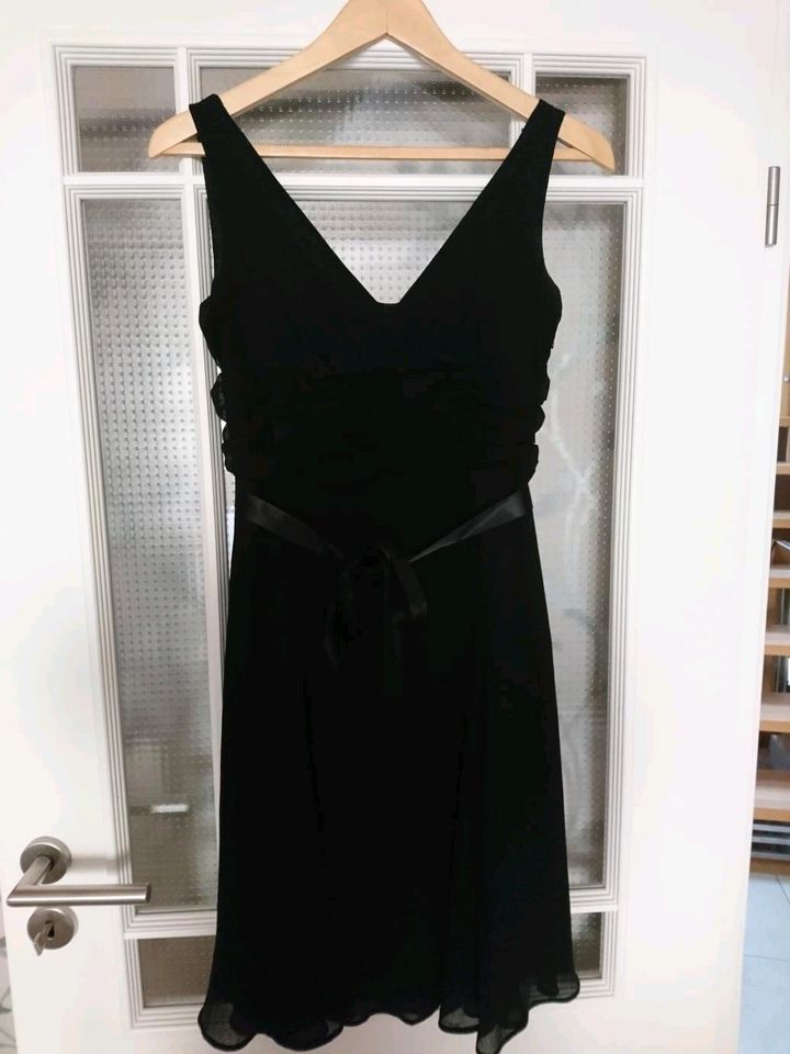 Esprit Kleid Größe 38 in schwarz in Sehnde