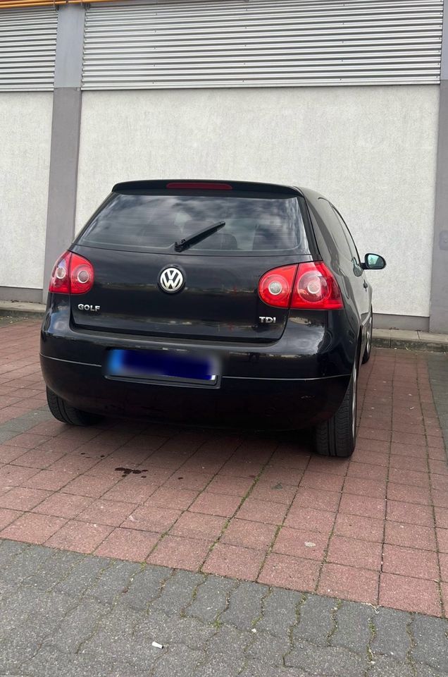 Volkswagen Golf 5  1.9  TDI nicht fahrbereit, raucht in Berlin