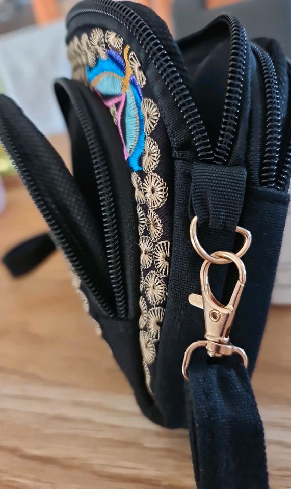 Kleine bestickte Handtasche mit Blumenmotiv in Sonsbeck