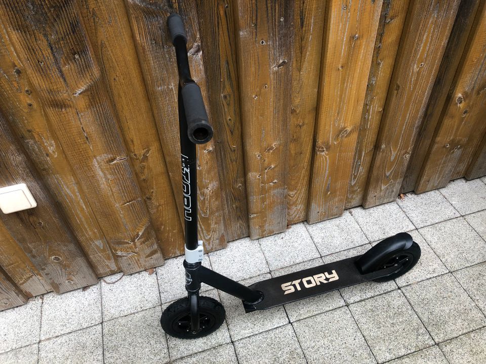 original STORY Scooter, schwarz mit Luftbereifung in Wedel