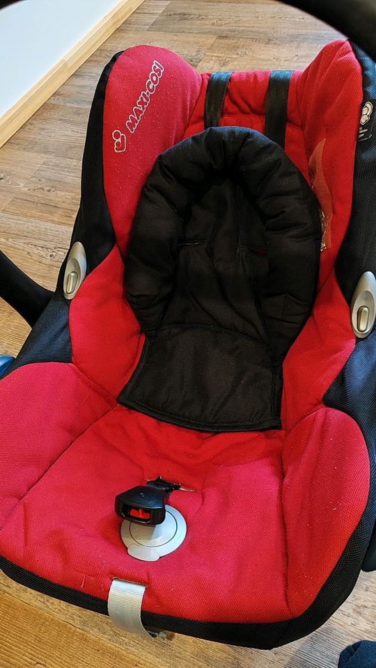 Maxi Cosi Universal mit Sonnenschutz, Isofix und Wechselbezug in Schneeberg