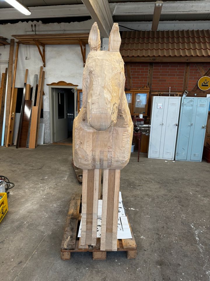 Holzfigur Lebengröße Holzpferd in Hagenow