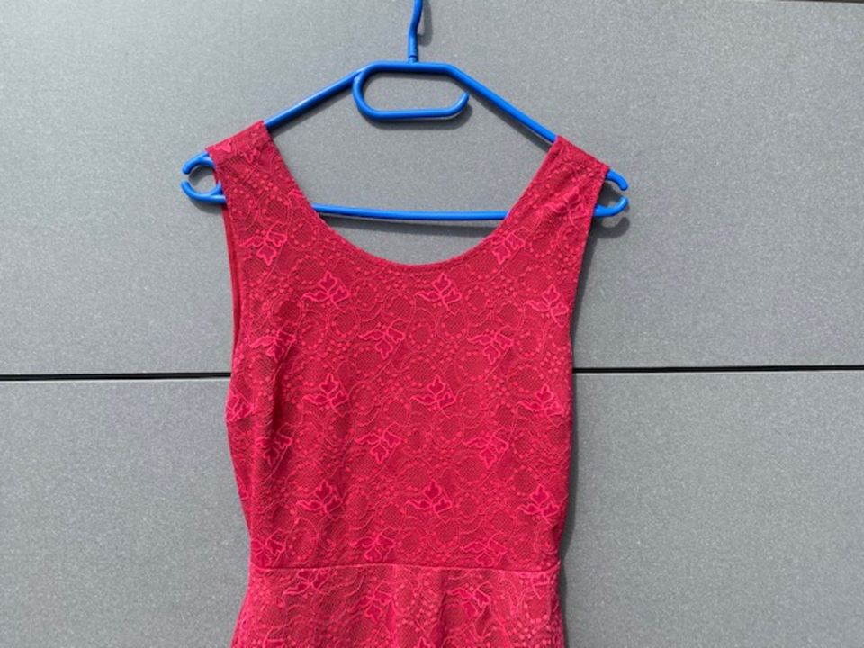 Jennyfer Kleid Gr. M rot mit Spitze wie neu in Stuttgart